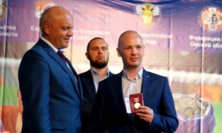 На открытии боксерского турнира Алексей Тищенко вручил жене шикарный букет, а сам получил медаль